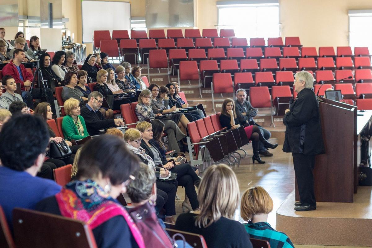 Aulę biblioteki wypełnili wychowawcy przedszkolni i nauczyciele edukacji wczesnoszkolnej.<br/>fot.Bartłomiej Pacek