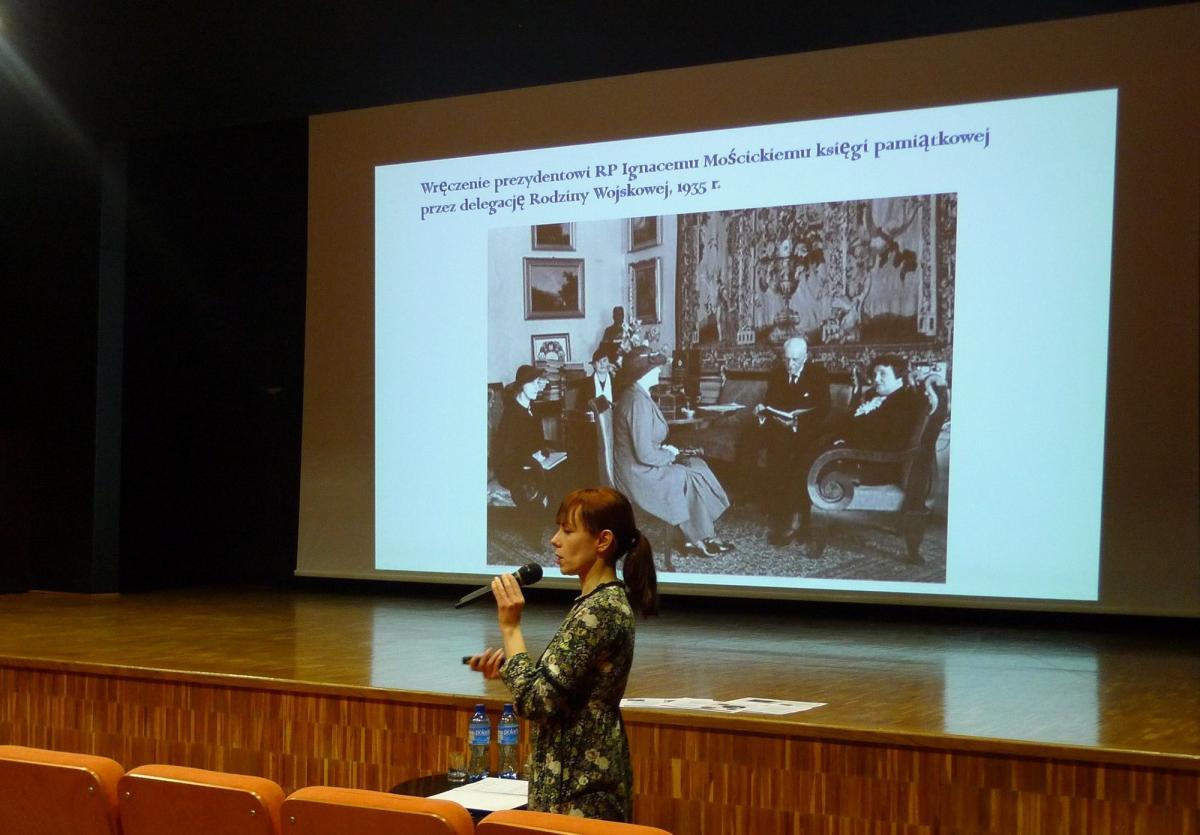 Katarzyna Kyc z rzeszowskiego oddziału IPN mówiła o sytuacji kobiet w latach 1918 –1939.<br/>fot.Igor Romaniuk