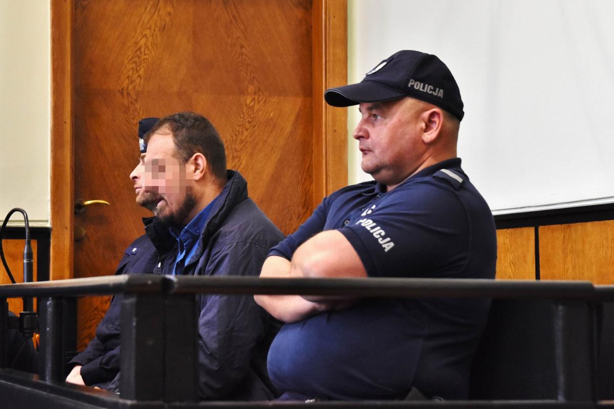 Mykola L. został doprowadzony do sądu z aresztu w asyście policjantów.<br/>fot.Paweł Bugira