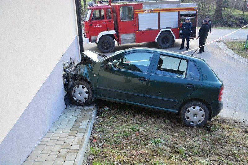 Skoda wbiła się w budynek mieszkalny. Życia kierującej nie udało się uratować.<br/>fot.KMP Krosno