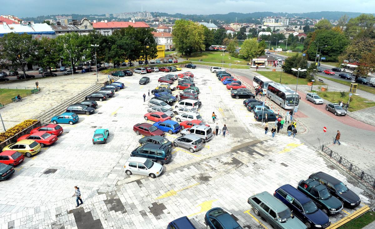 Parking na placu Rybim mieści obecnie 89 samochodów. Do tego wyznaczonych jest pięć miejsc dla zmotoryzowanych osób niepełnosprawnych. W bezpośrednim sąsiedztwie jest ok. 14 arów, które w żaden sposób nie są zagospodarowane.<br/>fot.zbiory własne