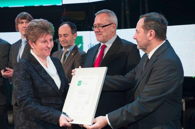 Krystyna Wojdyło jako wójt gminy Hyżne w 2012 r. odebrała certyfikat Gminy Fair Play.<br/>fot.www.hyzne.pl