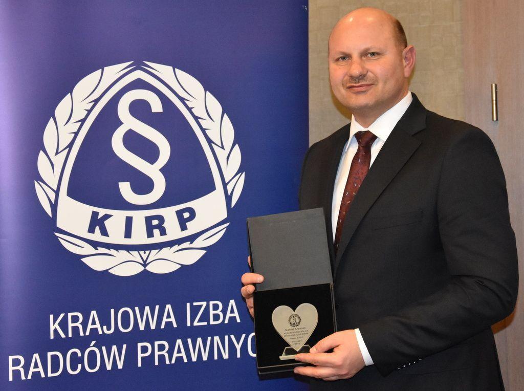 Wójt Daniel Krawiec z Kryształowym Sercem Radcy Prawnego.<br/>fot.Urząd Gminy Przeworsk