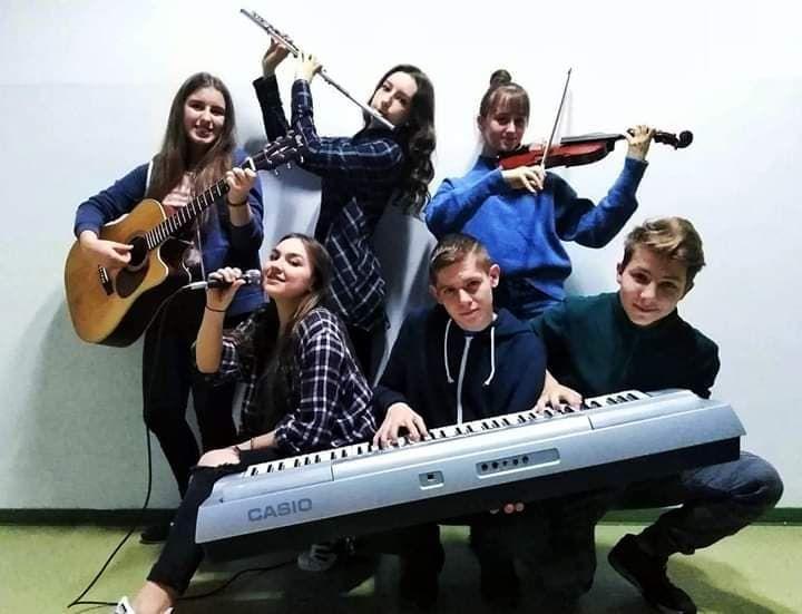 Sześcioro młodych ludzi z II LO: Wiktoria Schabowska, Agnieszka Bąk, Arkadiusz Hess, Ewelina Śmigielska, Krzysztof Bober oraz Joanna Litwin było głównymi organizatorami przedsięwzięcia.<br/>fot.ze zbiorów własnych