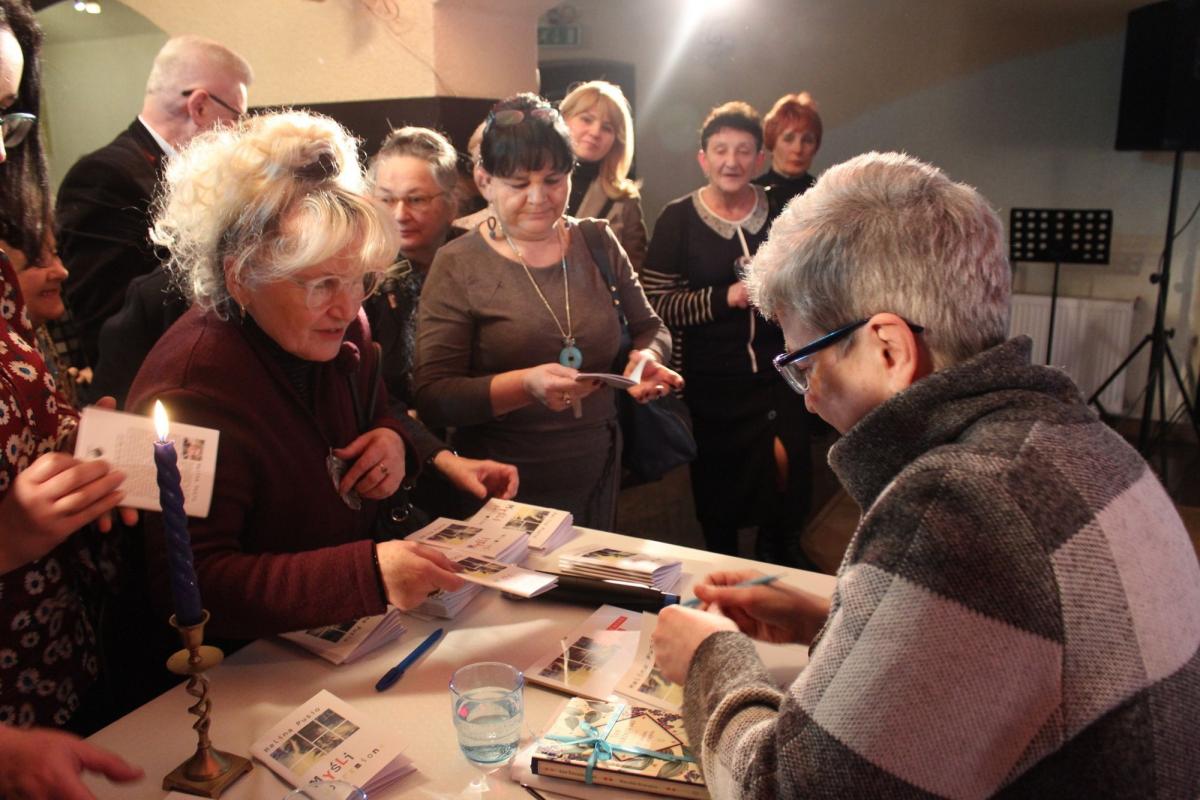 Uczestnicy wieczoru otrzymali przygotowany przez Centrum Kulturalne zbiór poezji Myśli ujarzmione, w którym zebrane zostały wiersze, myśli i sentencje poetki. 

<br/>fot.Katarzyna Medelczyk-Szkółka