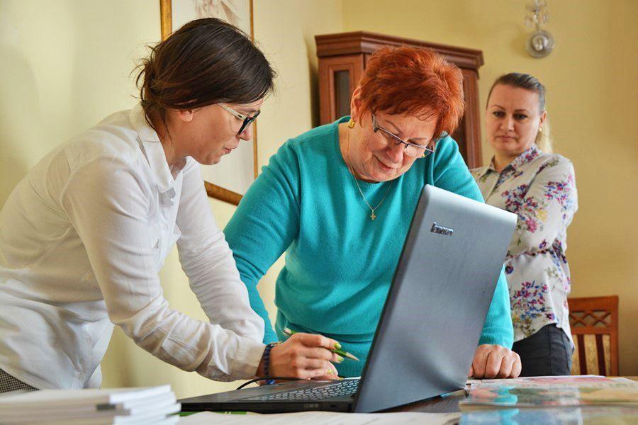 W Sieniawie kobiety świętowały we wspólnym gronie. Sympatyczne spotkanie było odskocznią od codzienności i okazją do zadbania o siebie i swoje potrzeby.<br/>fot.UMiG Sieniawa