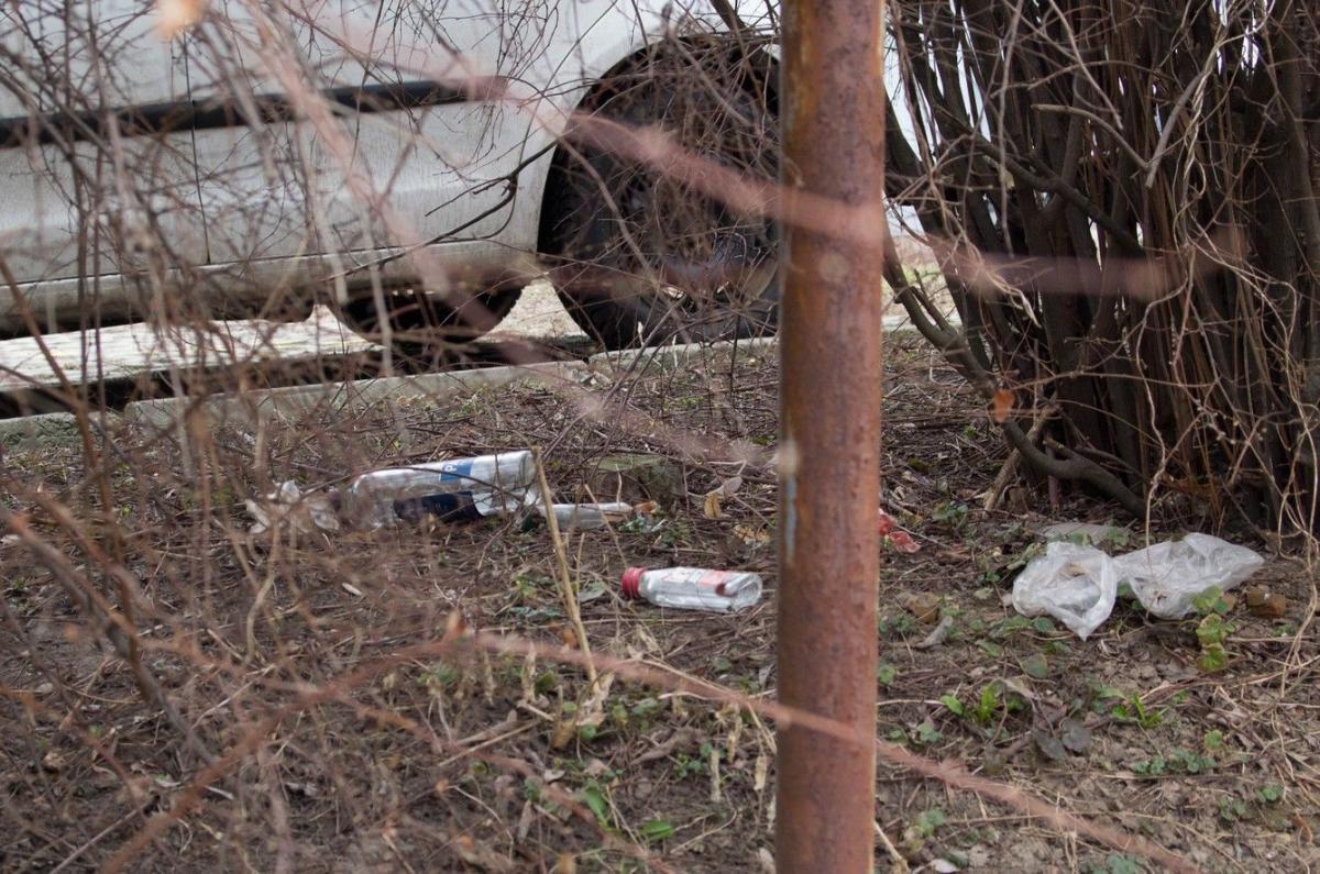 Szczególnie dużo jest butelek po alkoholu, a kluczowym zdaje się pytanie o to, kto je znosi?<br/>fot.Bartłomiej Pacek
