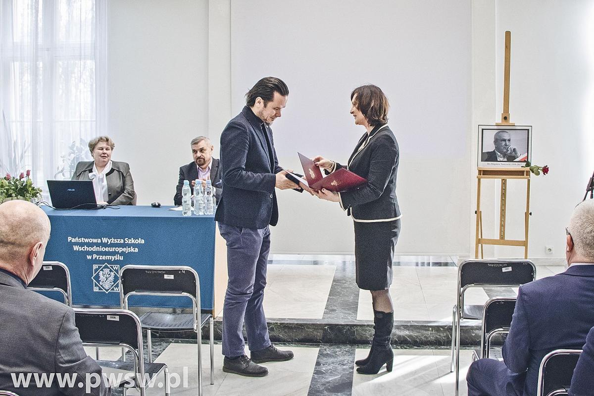 Wojewoda podkarpacki Ewa Leniart wręcza rektorowi PWSW list okolicznościowy skierowany do uczestników konferencji przez marszałka Sejmu RP Marka Kuchcińskiego.<br/>fot.archiwum PWSW