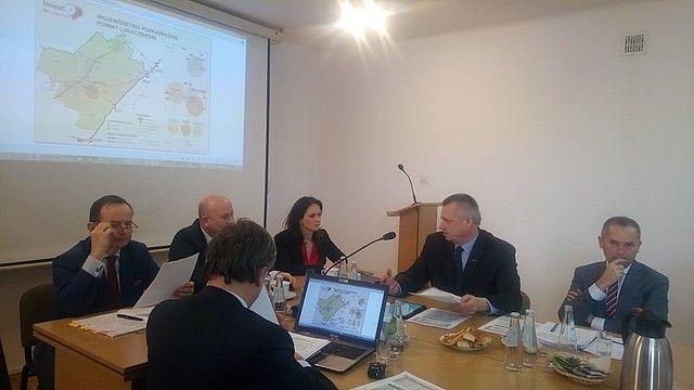Dyskusja w siedzibie lubaczowskiego starostwa dotyczyła rozwoju regionalnego i turystycznego Ziemi Lubaczowskiej.<br/>fot.www.lubaczow.pl
