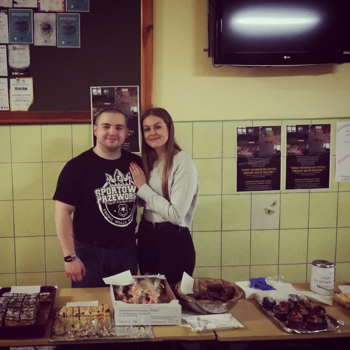 Kiermasz ciast i ciasteczek na korytarzach szkoły.<br/>fot.materiały organizatora