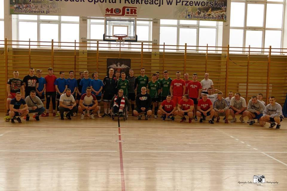Uczestnicy turnieju halowego i główny bohater imprezy Mateusz Ryfa.<br/>fot.materiały organizatora