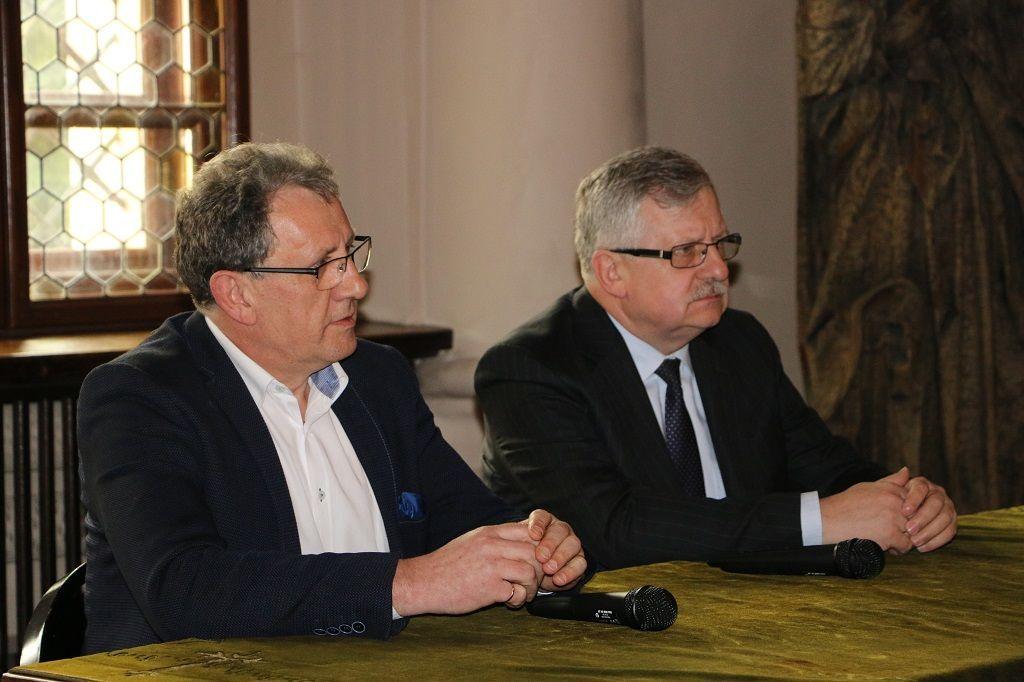 Spotkanie odbyło się z inicjatywy rolników z terenu powiatu jarosławskiego. Gospodarzem był starosta jarosławski Tadeusz Chrzan (z lewej). Obok poseł Kazimierz Gołojuch (PiS).<br/>fot.Starostwo Powiatowe w Jarosławiu