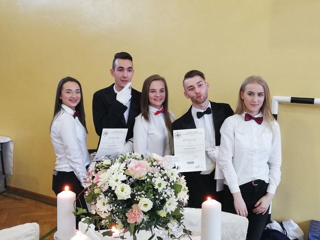 Uczniowie Zespołu Szkół Spożywczych, Chemicznych i Ogólnokształcących w Jarosławiu już po raz 8 brała udział w Małopolskim Konkursie Kulinarnym. Za każdym razem zdobywają miejsca na podium i wyróżnienia.<br/>fot.Starostwo Powiatowe w Jarosławiu