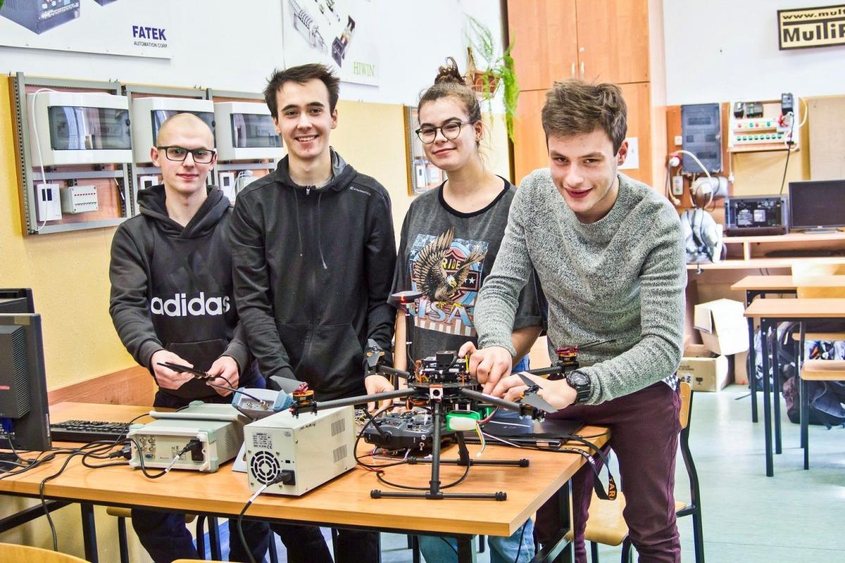 Krystian Trysła, Aleksander Siwoń, Julia Pawlus i Piotr Storek akcentują, że dron to ich wspólne dzieło, które być może zapewni im atrakcyjną zawodowo przyszłość.<br/>fot.Bartłomiej Pacek