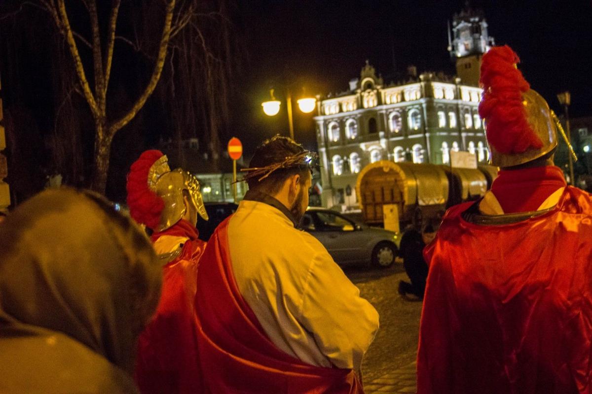 Mieszkańcy po raz kolejny dowiedli, że droga krzyżowa ulicami miasta to ważny punkt kalendarza liturgicznego Jarosławia.<br/>fot.Bartłomiej Pacek