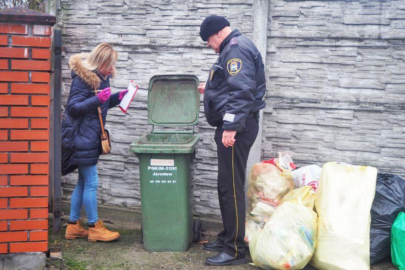 Jakość selektywnej zbiórki odpadów sprawdzają pracownicy PGKiM i strażnicy miejscy<br/>fot.UM Jarosław