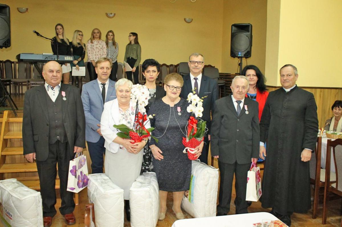 Pary, które przeżyły ze sobą 50 lat: Maria i Edward Domańscy oraz Wanda i Józef Kapłonowie.<br/>fot.UG Chłopice