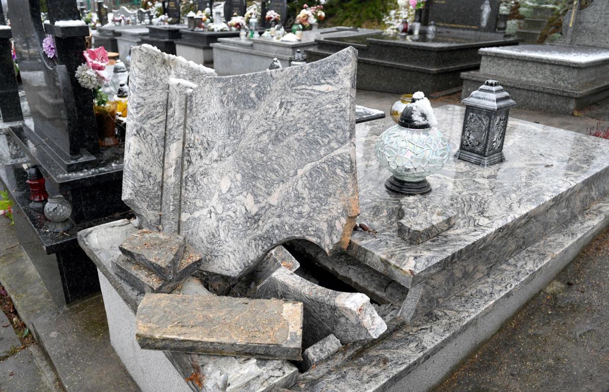 Jeden z nagrobków został poważnie uszkodzony. <br/>fot.zbiory własne