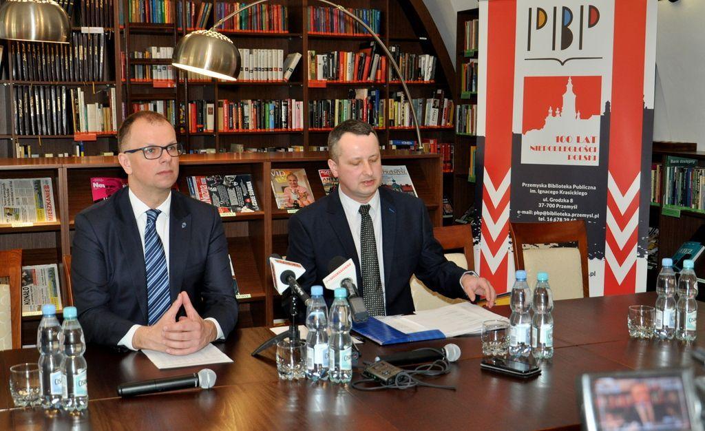 W konferencji prasowej wzięli udział prezydent Przemyśla Wojciech Bakun  i dyrektor Przemyskiej Biblioteki Publicznej Maciej Waltoś (z prawej).<br/>fot.UM Przemyśl