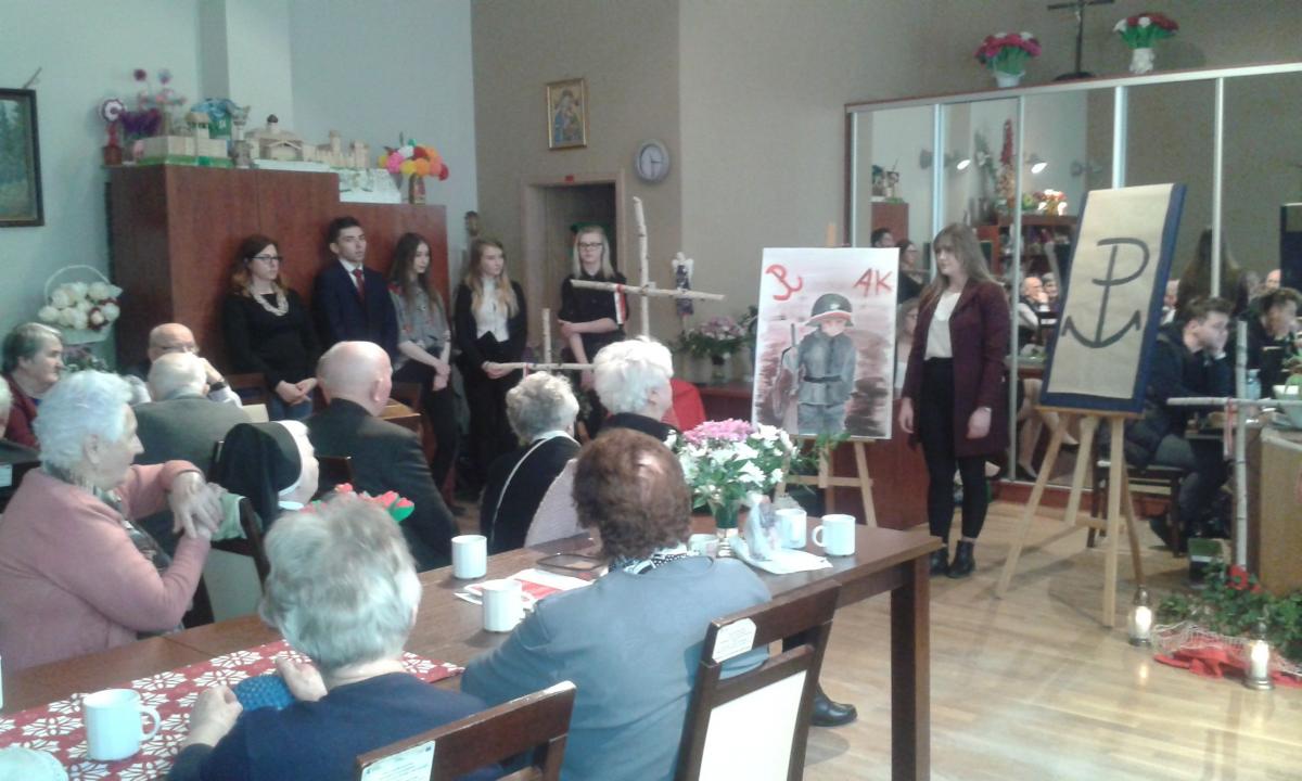 Poetyckie teksty oraz ich muzyczne aranżacje były hołdem i podziękowaniem dla tych, którzy poświęcili życie w obronie ojczyzny.<br/>fot.ze zbiorów własnych