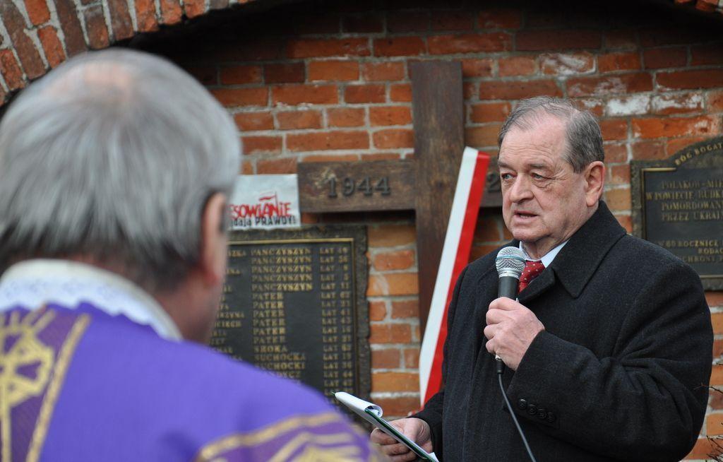 Przemyśl co roku upamiętnia ofiary Huty Pieniackiej. Przemawia Stanisław Szarzyński, prezes Stowarzyszenia Pamięci Polskich Termopil i Kresów w Przemyślu.<br/>fot.Agata Czereba / UM Przemyśl