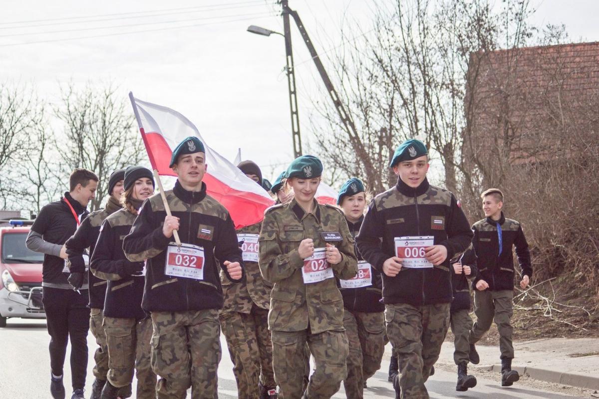 Biegnący na dystansie 1963 m  swoim udziałem w wydarzeniu manifestowali  postawy patriotyczne.<br/>fot.Bartłomiej Pacek