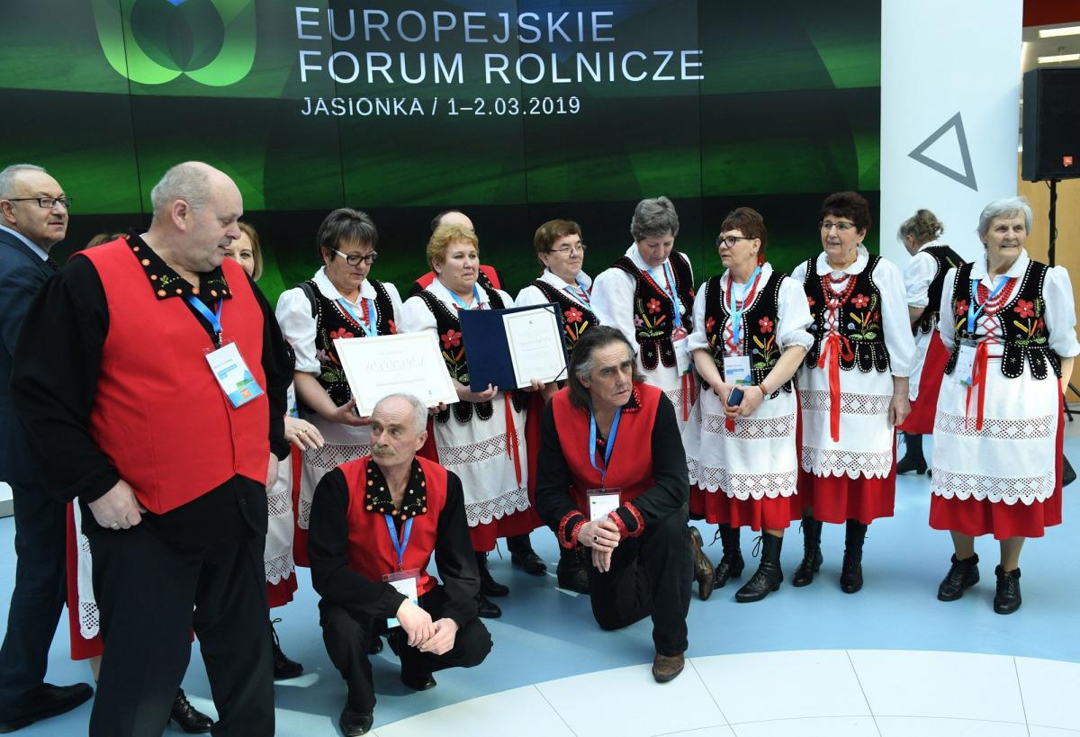 Każde z nagrodzonych kół otrzymało po 10 tysięcy złotych. Na zdjęciu członkowie KGW w Piganach podczas gali w CWK w Jasionce.<br/>fot.zbiory własne