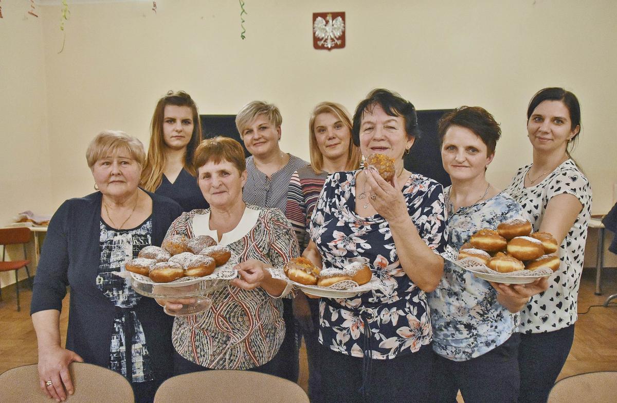 Koło Gospodyń Wiejskich w Krównikach tworzy 13 kobiet. Na zdjęciu jest 8 z nich. <br/>fot.Paweł Bugira