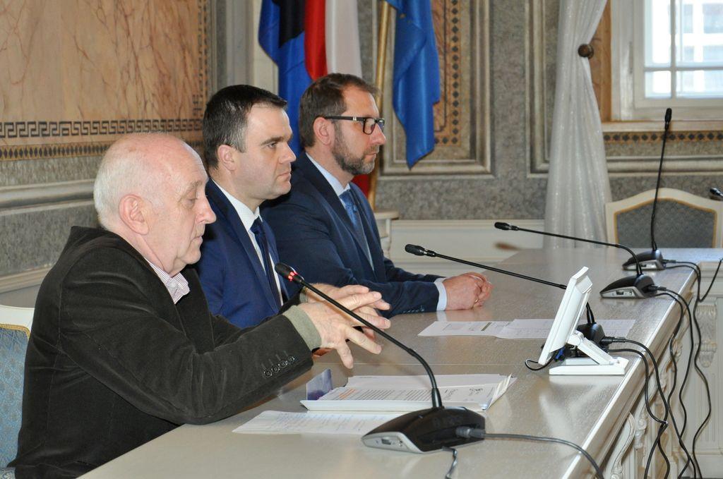 Od lewej: Janusz Magoń, Dariusz Łapa i Bogusław Świeży.<br/>fot.UM Przemyśl