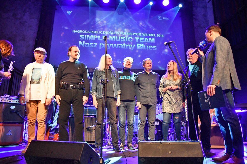 Muzycy z przemyskiej formacji Simple Music Team zostali docenieni przez słuchaczy Radia Rzeszów. W piątek, 22 lutego, można było ich usłyszeć w rzeszowskim hotelu Bristol, podczas finału plebiscytu „Werbel”, na którym muzycy odebrali gratulacje i statuetkę.<br/>fot.Anna Kutrzeba