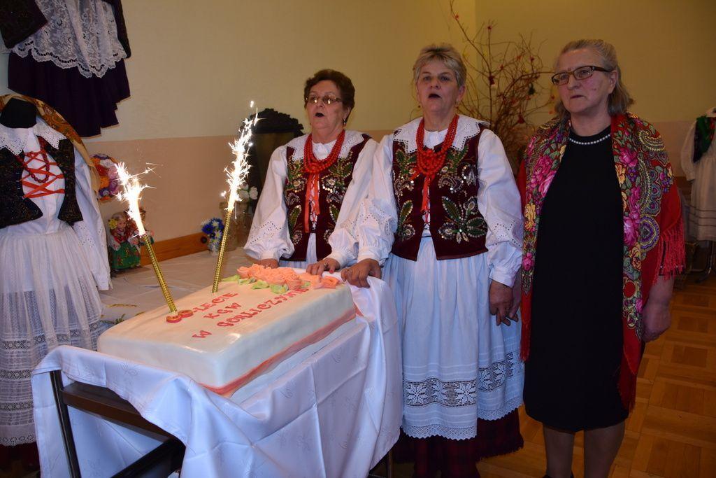 Nie mogło zabraknąć gromkiego Sto lat i okazałego tortu.<br/>fot.Gmina Przeworsk