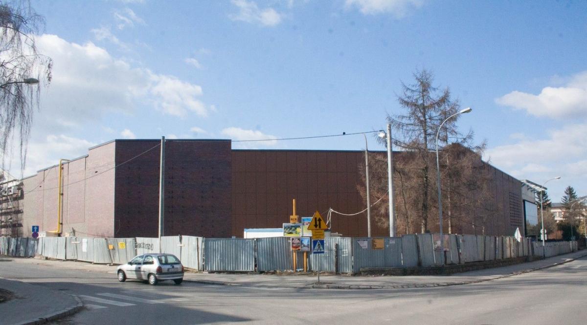 Przysadzisty budynek galerii to nie koniec zmian w przestrzeni miejskiej Jarosławia. Na ostatniej sesji rady miasta radni pytali o procent zieleni na obiekcie, terminy realizacji przebudowy dróg i estetykę planowanej kładki na Grunwaldzkiej.<br/>fot.Bartłomiej Pacek