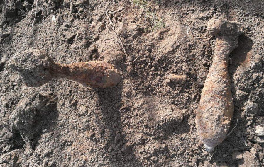 Podczas prac ziemnych wykopane zostały dwa skorodowane granaty moździerzowe kaliber 82 mm. <br/>fot.KPP Jarosław