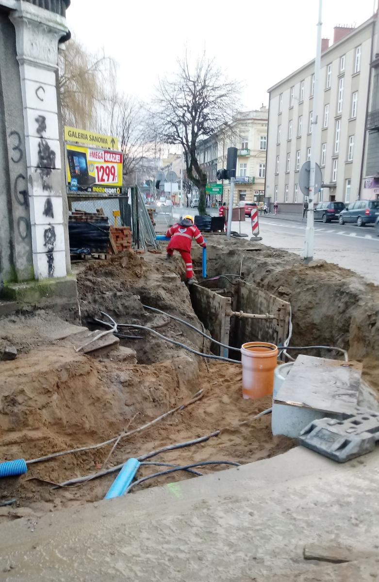 Na ulicy 3 Maja  tworzą się korki większe niż zwykle. Wszystko przez budowę kanalizacji od skrzyżowania z ulicą Lelewela do ulicy 29 Listopada, na wysokości parkingu przy jednostce wojskowej.<br/>fot.Mariusz Godos