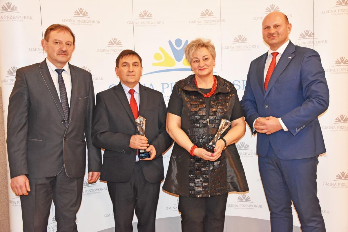 Laureaci gali wraz z wójtem gminy Przeworsk Danielem Krawcem i przewodniczącym Rady Gminy Przeworsk Andrzejem Ruchałą.<br/>fot.Justyna Solarz