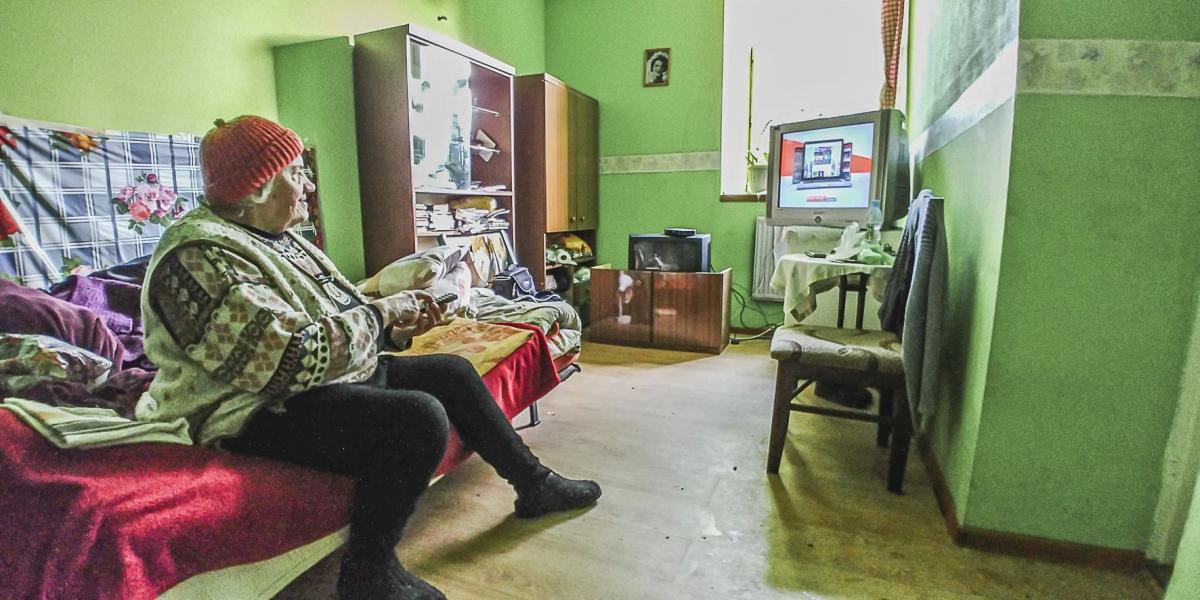 Pani Stanisława ogromnie cieszy się z podarowanego telewizora. Traktuje go jak urodzinowy prezent, bo dzień po zainstalowaniu u niej sprzętu obchodziła swoje urodziny. Zdążyła się z nami podzielić informacją, że obejrzała już polskich skoczków startujących w Pucharze Świata w Oberstdorfie.<br/>fot.I