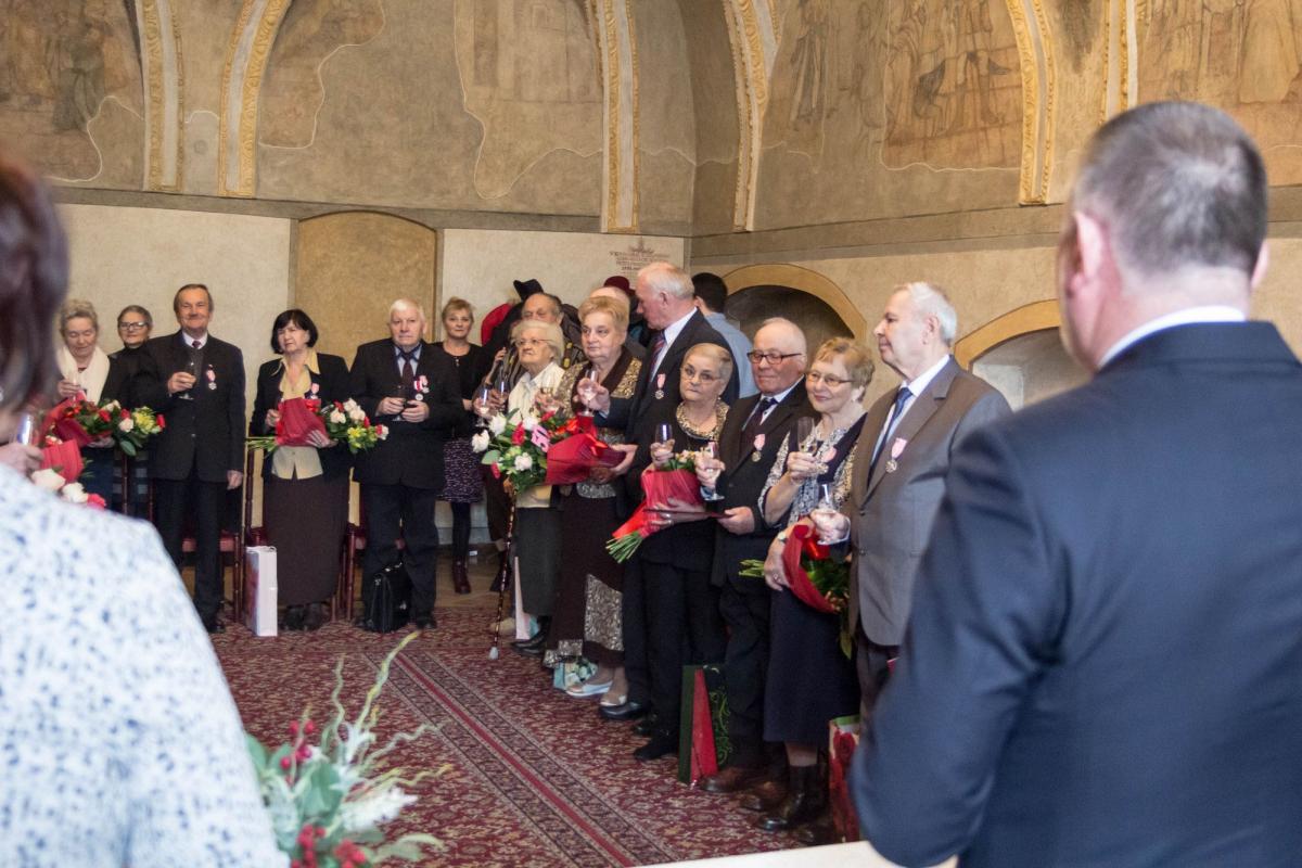 Ceremonia wręczenia medali przyznanych przez Prezydenta RP odbyła się w sali ślubów.<br/>fot.Bartłomiej Pacek