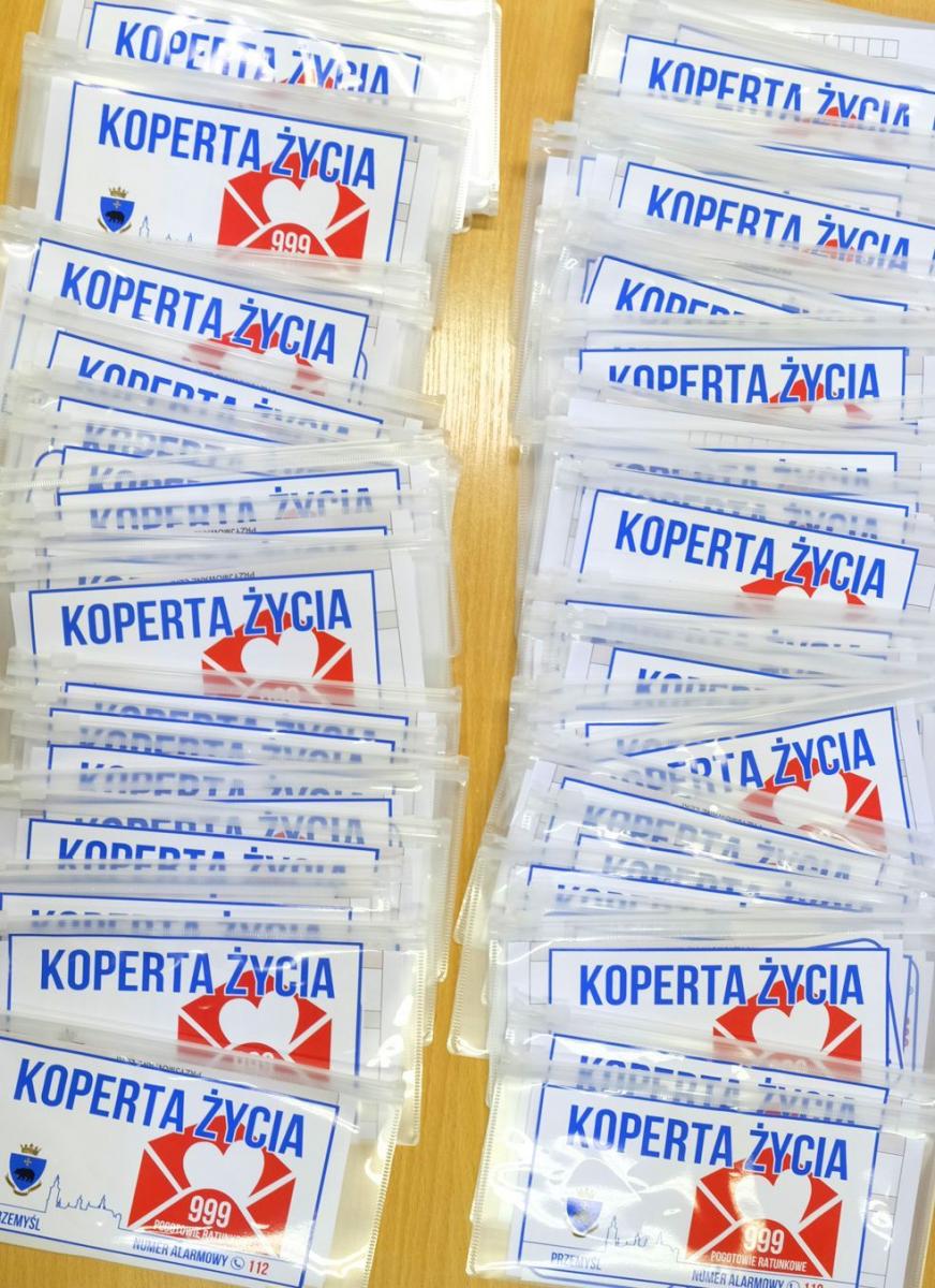 Koperty życia przygotowane przez uczestników warsztatów czekają na odbiór.