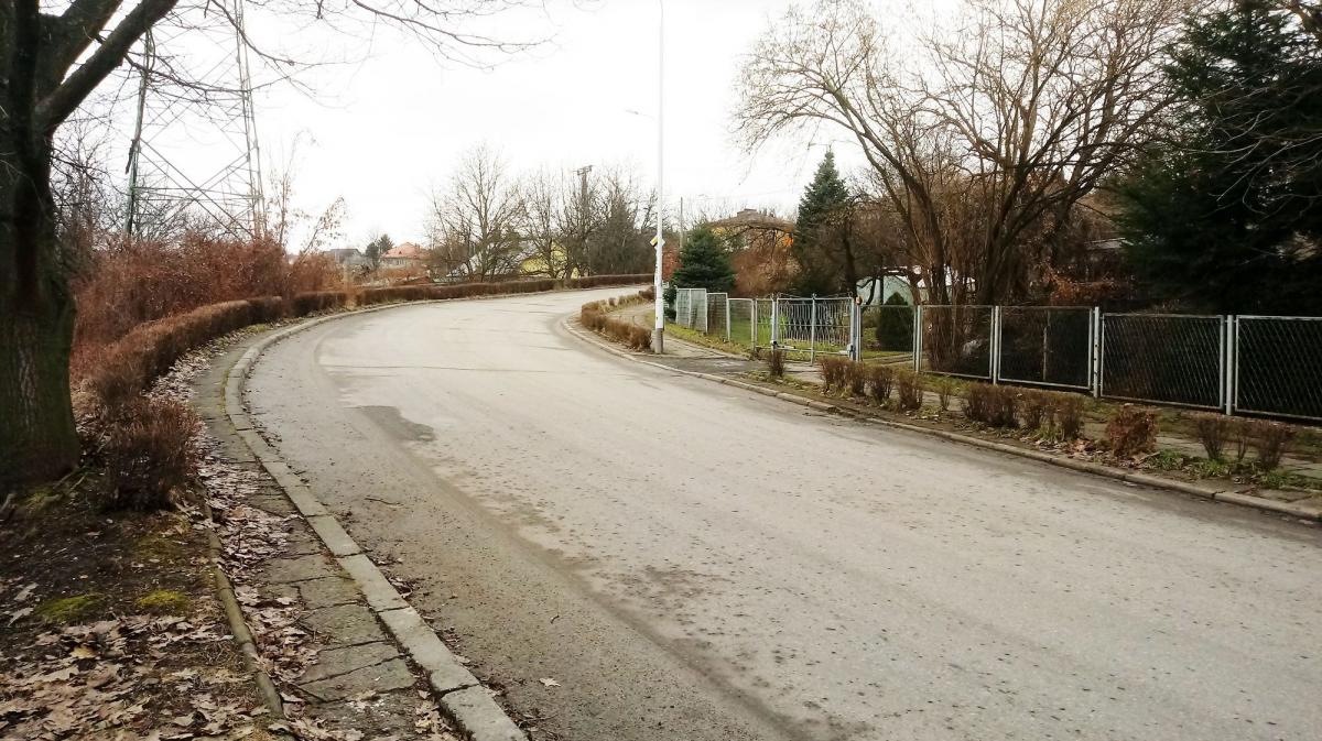 Brak przejścia dla pieszych od strony pętli autobusowej na osiedlu Kmiecie do ulicy Grunwaldzkiej i dalej Węgierskiej w Przemyślu powoduje niebezpieczne sytuacje zarówno dla pieszych, jak i kierowców.<br/>fot.Mariusz Godos