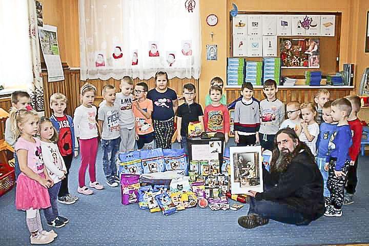 W ramach wdzięczności za opiekę nad zwierzętami przedszkolaki wręczyły kierownikowi schroniska w Orzechowcach Przemysławowi Grządzielowi pamiątkowe zdjęcie z podopiecznym.<br/>fot.ze zbiorów własnych