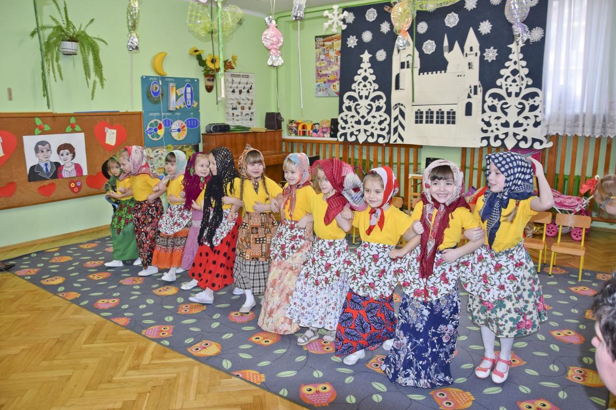 Na początek zespół „Płomyczek” zaprezentował program artystyczny „W Królestwie Babci i Dziadka”. <br/>fot.ze zbiorów własnych