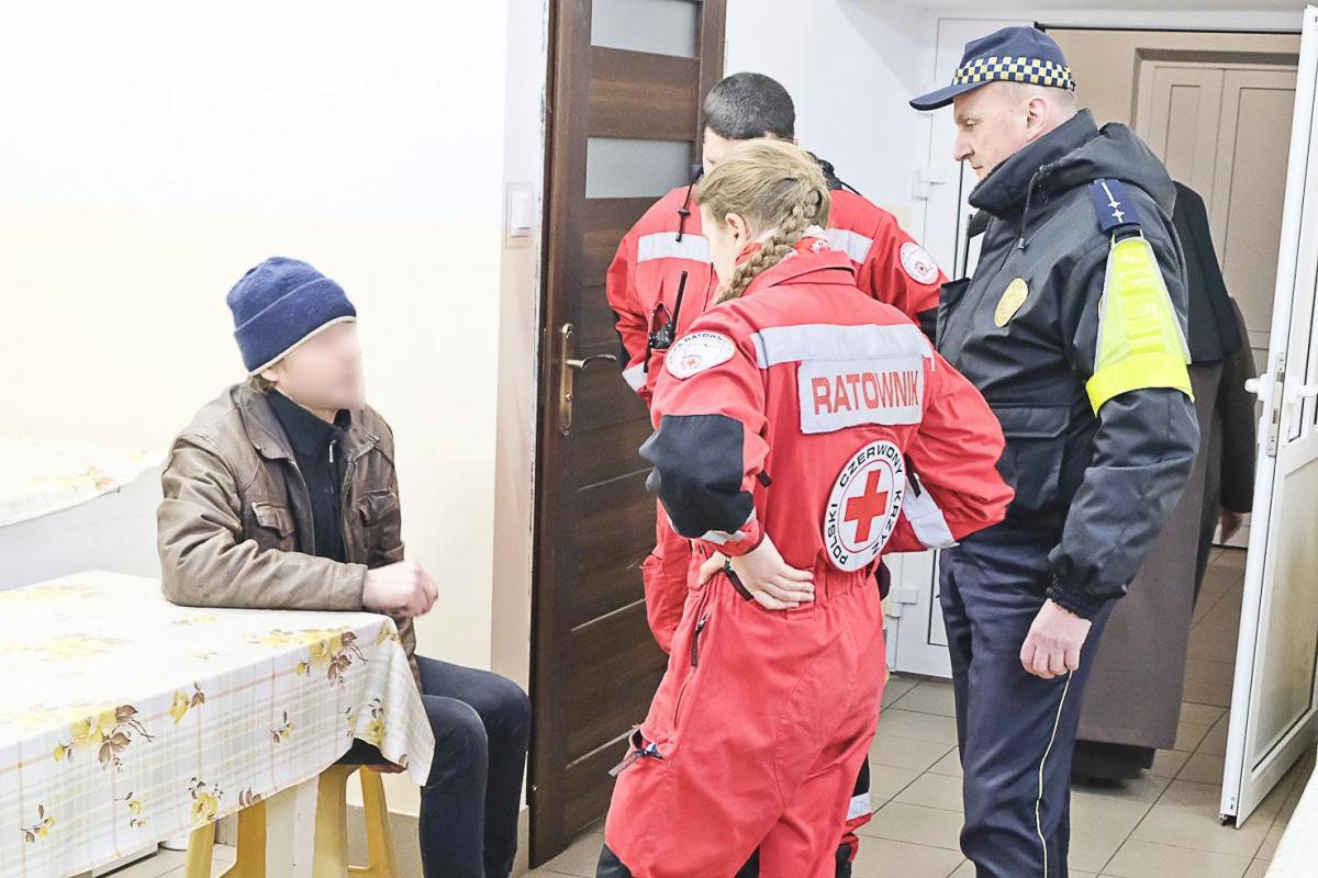 Ratownicy oglądają nogę i radzą, jakie stosować zabiegi pielęgnacyjne.