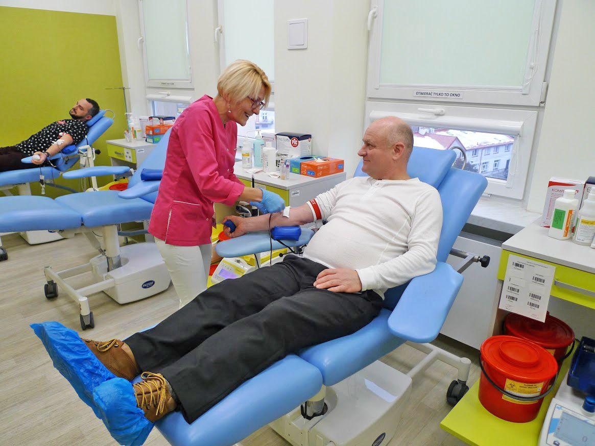 Krąg krwiodawców co roku wzbogaca się o nowe osoby.<br/>fot.Igor Romanuk