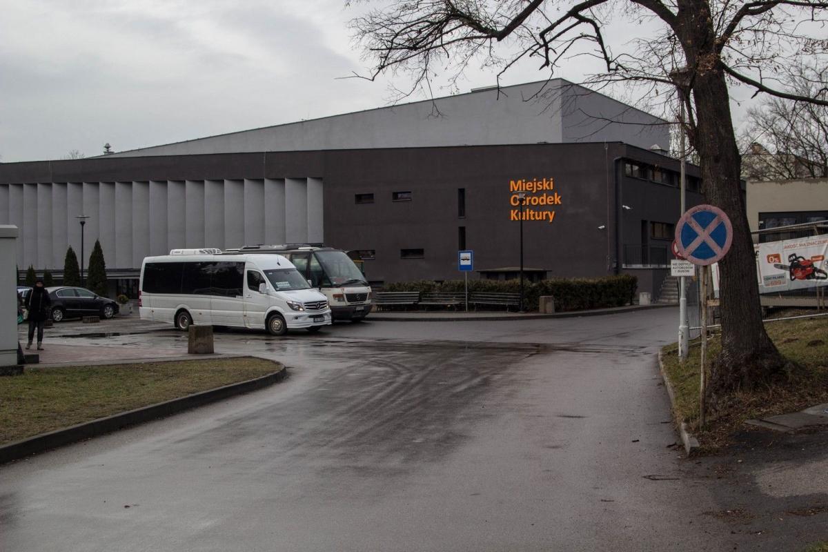 Placyk przy MOK od dawna służy za przystanek dla busów, a zarządca czerpie z tego korzyści. Czy w tym miejscu powinny parkować pojazdy dowożące uczestników na wydarzenia organizowane przez ośrodek kultury?<br/>fot.Bartłomiej Pacek