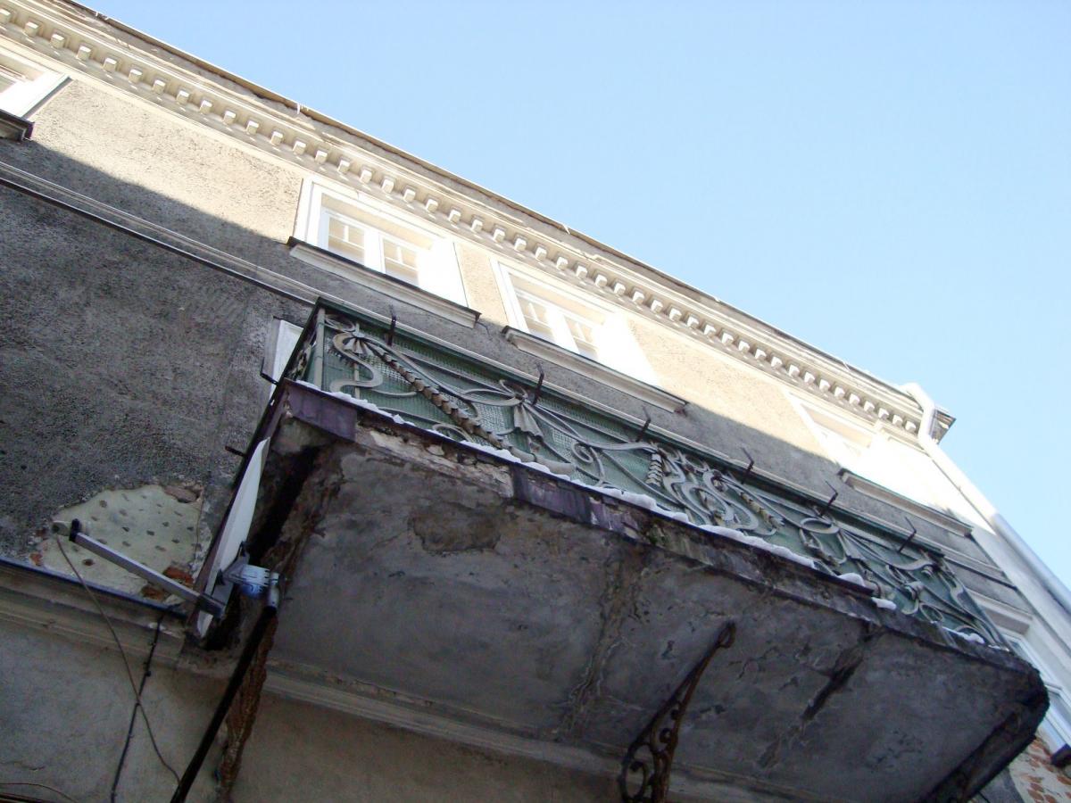 Negatywne następstwa degradacji obiektu widoczne są gołym okiem. Posiada liczne zarysowania ścian, ubytki w detalach architektonicznych, ubytki betonów czy gzymsu dachowego. Balkony w elewacji frontowej i wschodniej są w bardzo złym stanie technicznym.<br/>fot.Mariusz Godos
