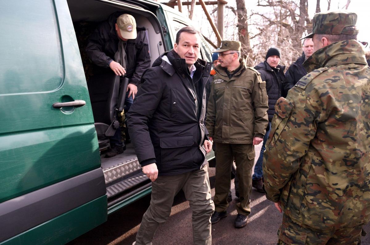 Premier Mateusz Morawiecki był m.in. w Kalwarii Pacławskiej, gdzie funkcjonariusze zademonstrowali mu nowoczesny pojazd obserwacyjny.<br/>fot.zbiory własne