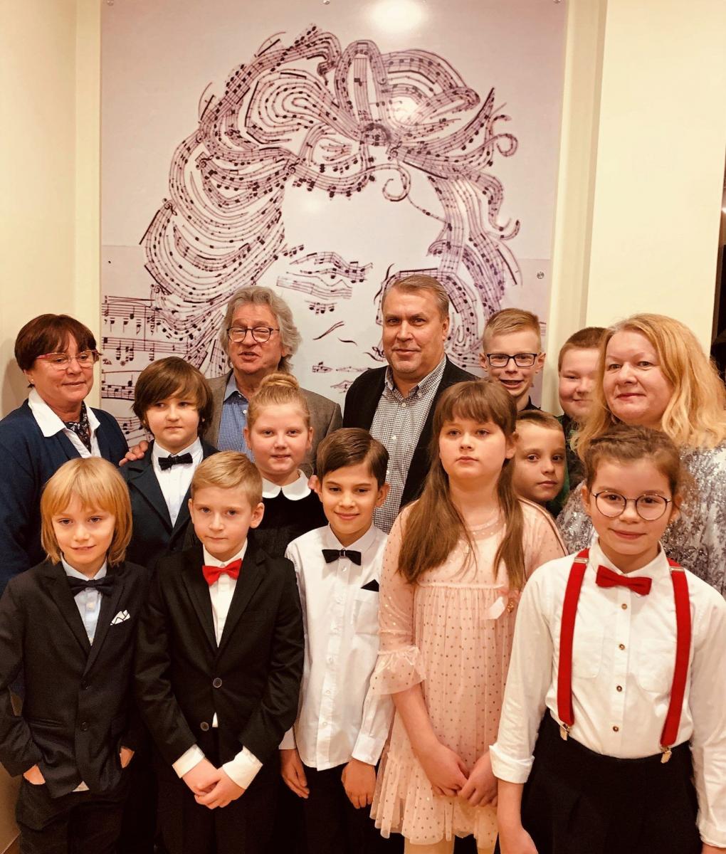 Reprezentacja młodych pianistów z sekcji fortepianu I stopnia Zespołu Państwowych Szkół Muzycznych im. Artura Malawskiego w Przemyślu zawojowała konkurs w Sanoku.<br/>fot.ze zbiorów własnych