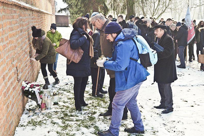 Złożenie wieńców, zapalenie zniczy i modlitwa pod murami opactwa miały szczególny wydźwięk.<br/>fot.UM Jarosław
