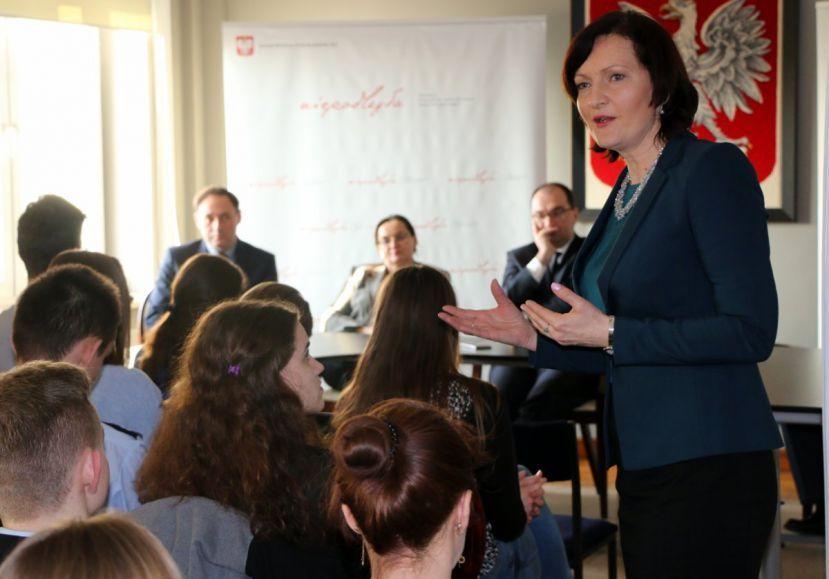 Prelekcją o nienawiści w aspekcie historycznym cykl wykładów zainicjowała wojewoda E. Leniart.<br/>fot.Podkarpacki Urząd Wojewódzki w Rzeszowie