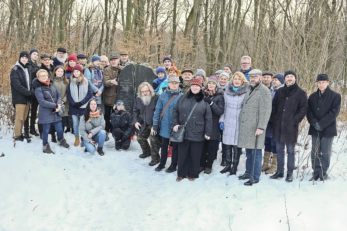Uczestnicy czwartkowego spotkania w grochowskim lesie.<br/>fot.Jacek Szwic